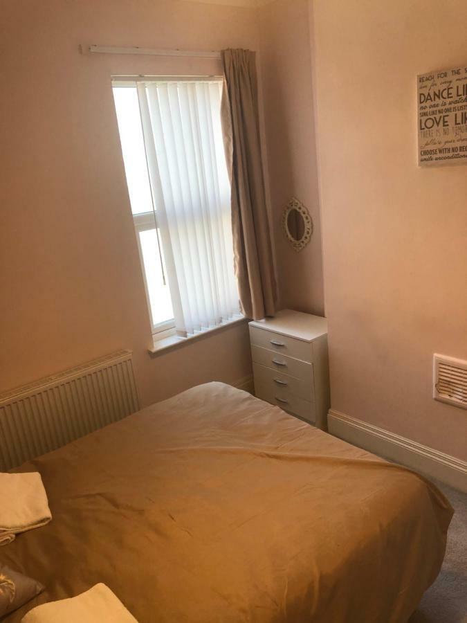ホテルCheapsleepz 49 Moscow Drive リヴァプール エクステリア 写真