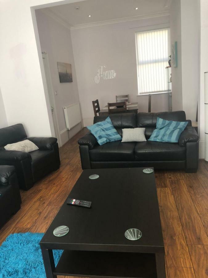 ホテルCheapsleepz 49 Moscow Drive リヴァプール エクステリア 写真