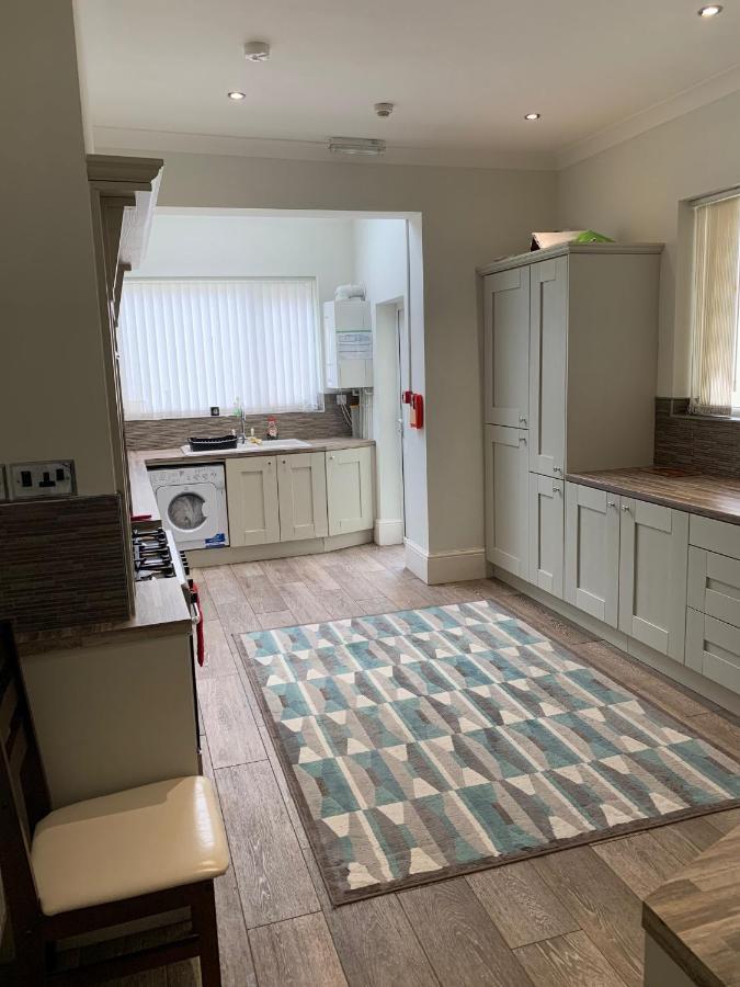 ホテルCheapsleepz 49 Moscow Drive リヴァプール エクステリア 写真